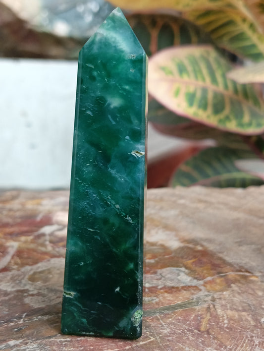 Green Crystal Obelisk – Nature’s Elegance, Sculpted in Stone