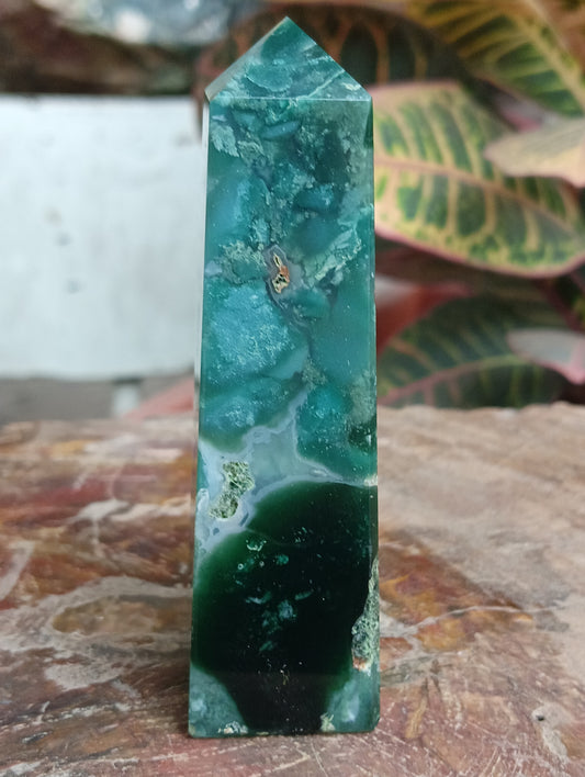 Green Crystal Obelisk – Nature’s Elegance, Sculpted in Stone
