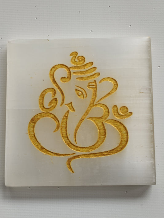 🪔 Divine Grace Selenite Plate – Lord Ganesha in Golden Form