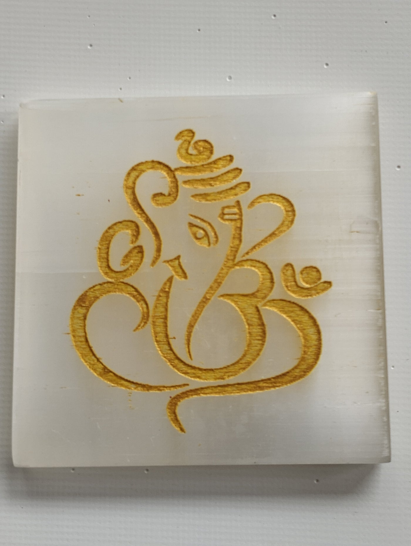 🪔 Divine Grace Selenite Plate – Lord Ganesha in Golden Form